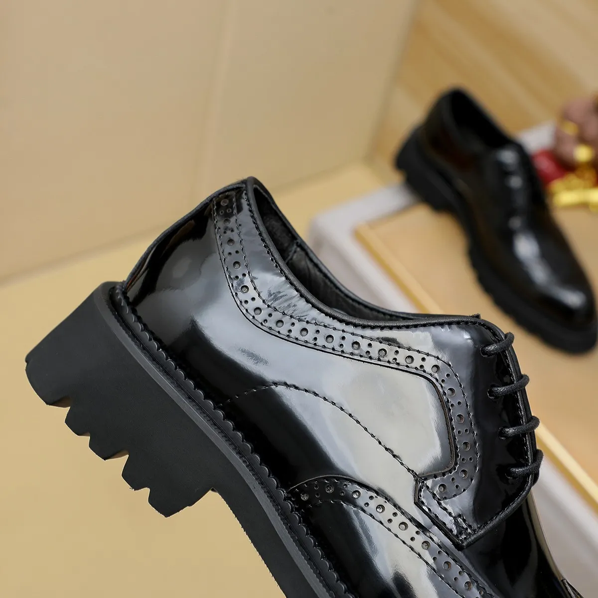 Men's shoes 💰620 💰 Louis Vuitton LV ® Autumn and Winter 🆕 models 🔛Full shoe counter First layer cowhide, 🐂leather lined casual shoes for men, super soft outsole, essential for driving. Counter synchronized original first layer cowhide completely 1:1 mold customization 🌹Top version, 2 colors available! Number: 38-45 (37.46. Customized)